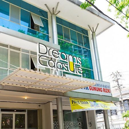 Reddoorz Hostel @ Di Panjaitan Simpang Lima Semarang Exterior photo